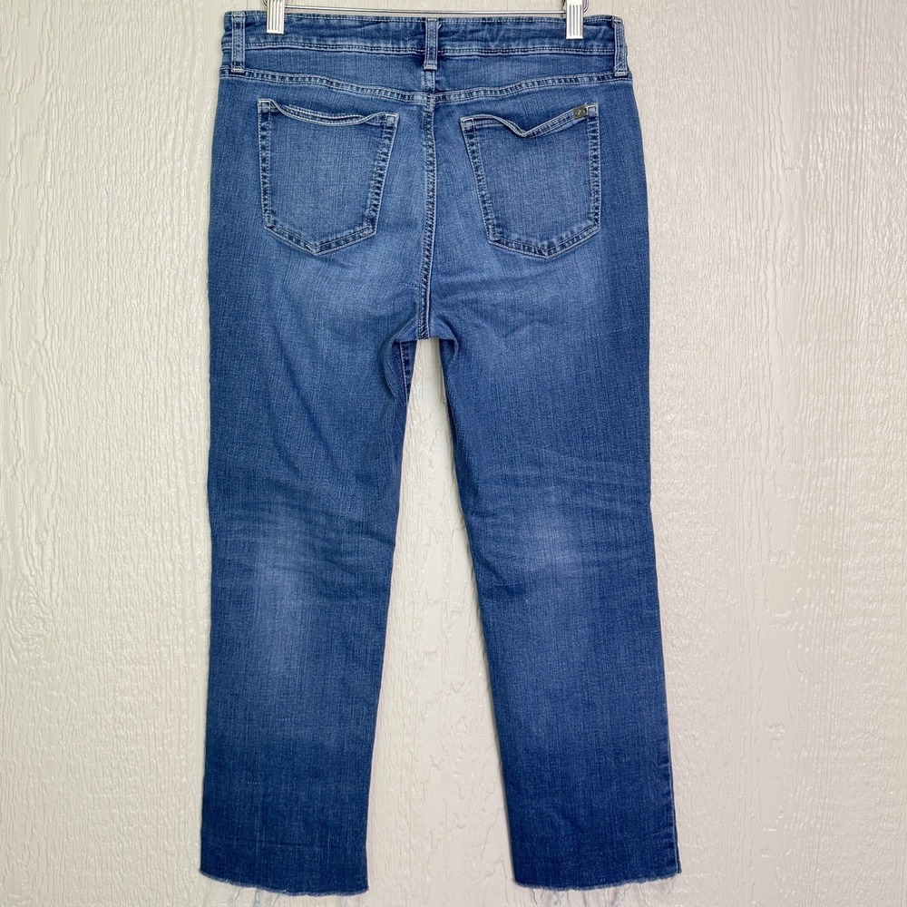 Jennifer Lopez JLO Women's Medium Wash Frayed Raw Hem Denim Capri Jeans Size 10 - Picture 2 of 7